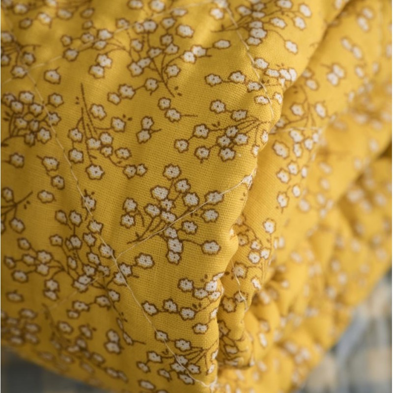 Billede af Quilt / Vattæppe gul m/ hvide blomster - Ib Laursen 130x180